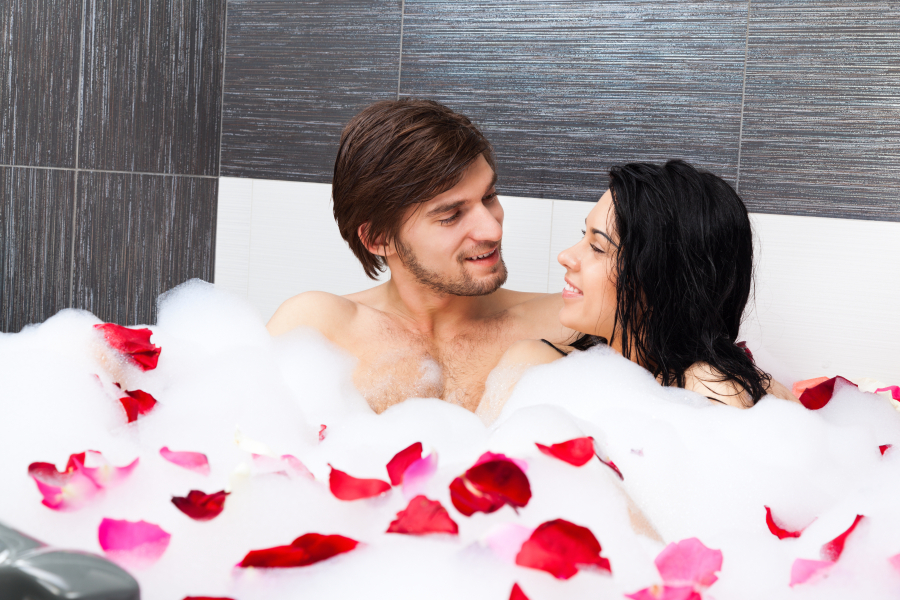 couple dans le jacuzzi d'un hôtel en Vendée